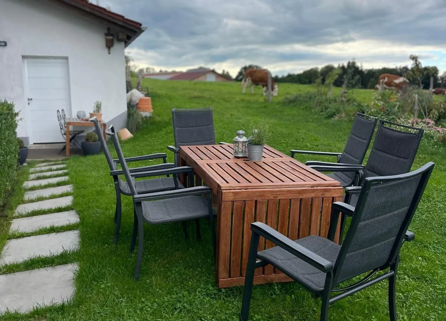 80Qm Appartement, 3 Schlaf-Zimmer, Integrierter Kueche Und Bad, 2Min Von A8, Garten Mit Sitzgruppe, Ruhig Und Modern Irschenberg 0*,  Germany